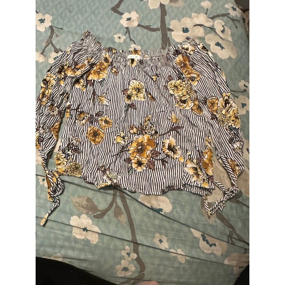 6 FOR $15 Active USA small Off the shoulder top